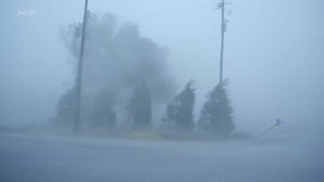 Ураган Флоренс - Florence Eyewall Winds смотреть онлайн