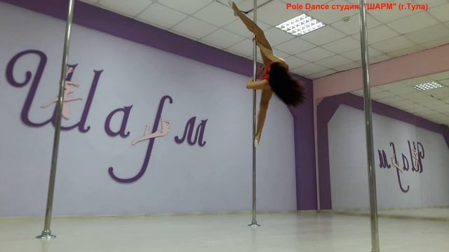 Поперечный шпагат локтевым хватом с выходом в продольный (Pole dance в Туле:) смотреть онлайн