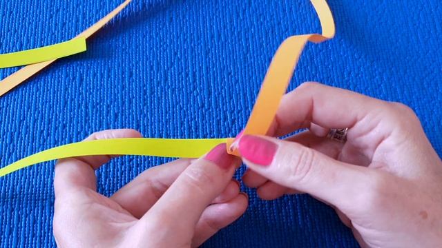 ВЗЯЛА лишь БУМАГУ !Как сделать простой браслет из старых из бумажных лент. Бумажный браслет на руку смотреть онлайн