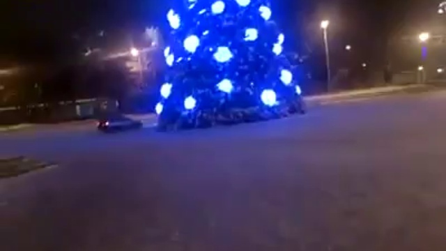 Заносы на снегу вокруг елки в столице Литвы смотреть онлайн