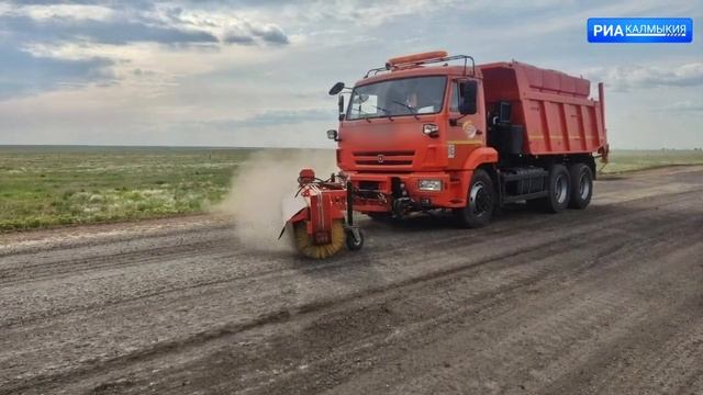 На участке автодороги "Элиста - Арзгир - Минеральные Воды" полным ходом идут ремонтные работы смотреть онлайн