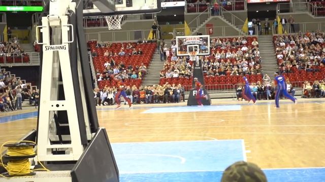 Встреча с Harlem Globetrotters. Данки в Будапеште | Smoove Vlog смотреть онлайн