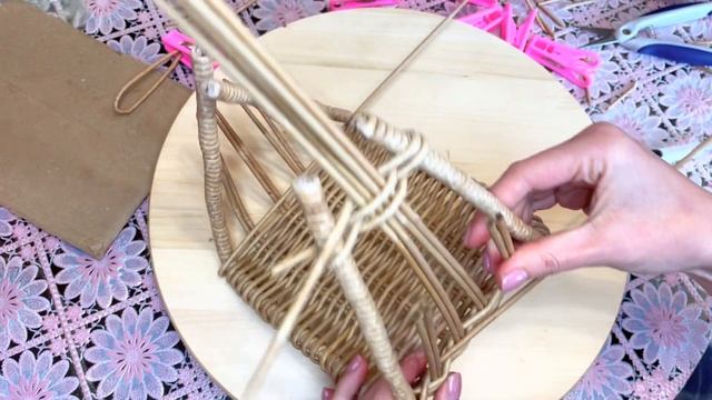 Корзинка - Лукошко из газетных трубочек. Мастер - класс по плетению из бумажных трубочек. смотреть онлайн
