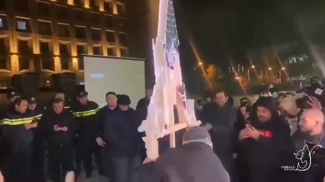 В Грузии толпа разрушила молотками московский Кремль из пенопласта и картона смотреть онлайн