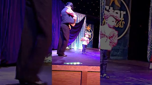 Малыш потрясающе танцует фламенко! смотреть онлайн