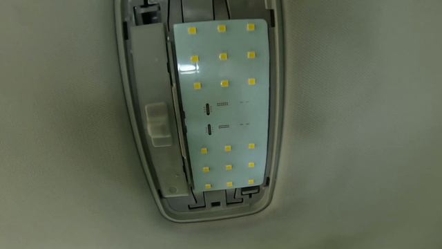 Замена лампочки в центральном плафоне Toyota RAV4 XA50 смотреть онлайн