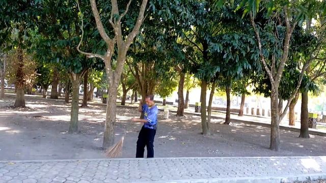 Walking in the Middle of Bondowoso City Square, East Java, Indonesia - Meet Many People смотреть онлайн