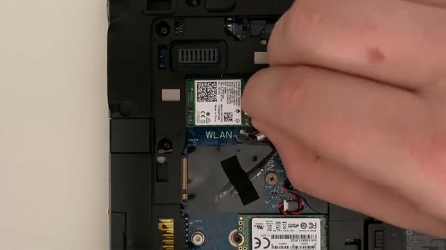 Replacing WiFi & BT Card on HP 840 G1 & G2 смотреть онлайн