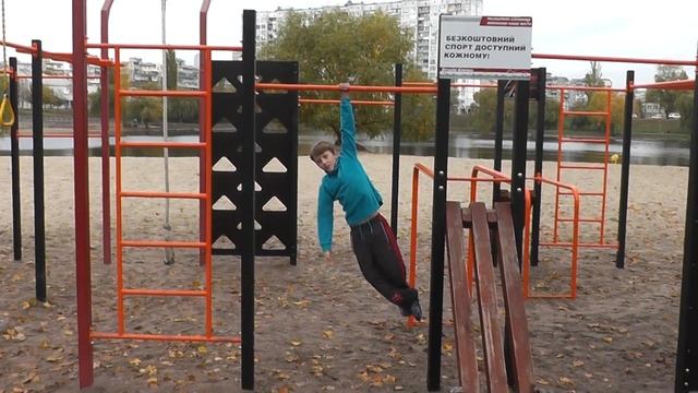 Юный рекордсмен Андрей 10 лет (Подъем с переворотом 260 раз) смотреть онлайн