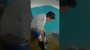 Побитый алкаш ломится в квартиры