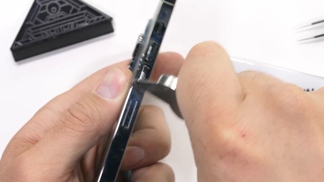 A few things Apple hasn't told you... - iPhone 13 Pro Max Durability Test! смотреть онлайн