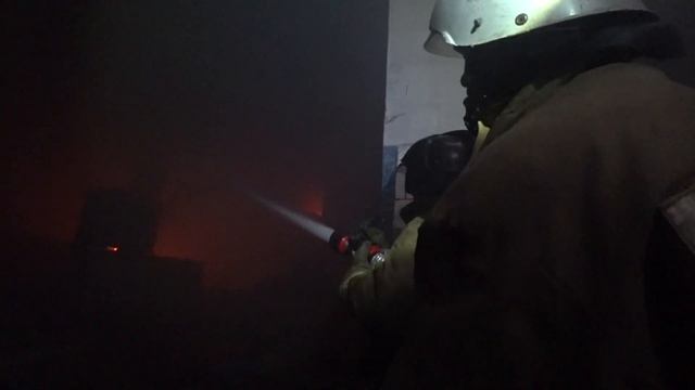 ПОЖАР / ГОРИТ ТРАМВАЙНОЕ ДЕПО И СКЛАД СТРОЙМАТЕРИАЛОВ / УГРОЗА ОБРУШЕНИЯ смотреть онлайн