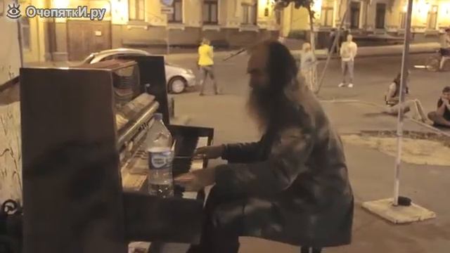 Эмоциональная игра бездомного на пианино смотреть онлайн