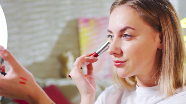 5 Clear Signs She’s Into You - Easily Know When a Girl Is Interested (Animated) смотреть онлайн