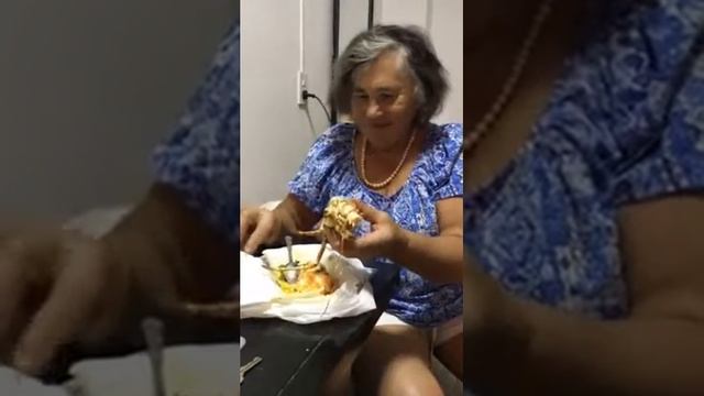 Как вкусно!! Поедание лангуста смотреть онлайн