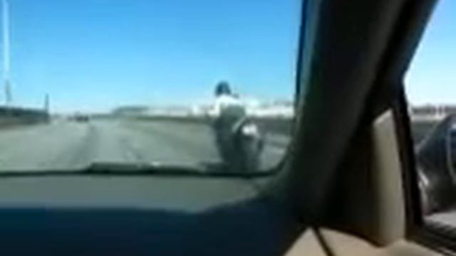 Девушка на хонде, трюки на трассе. Girl on a Honda, stunts on the track. смотреть онлайн