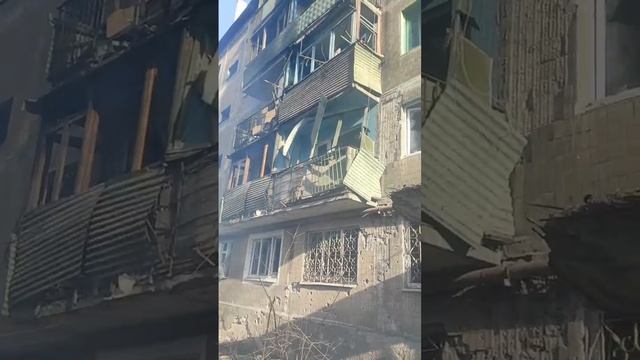 Повреждения домов в Донецке после обстрела. смотреть онлайн