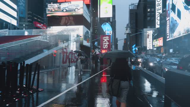 Walking In The Rain In Manhattan, NYC  (Binaural City Sounds) 4k Rain Ambience.