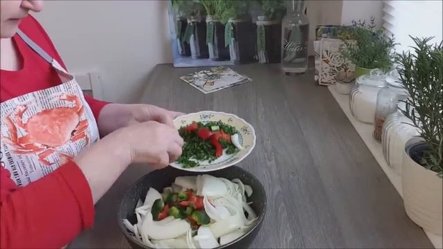 Рыба жареная на тушеном луке смотреть онлайн