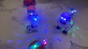 Crazy robots spinning in the darkness.  Dancing robots toys. Роботы танцоры пляшут в темноте.