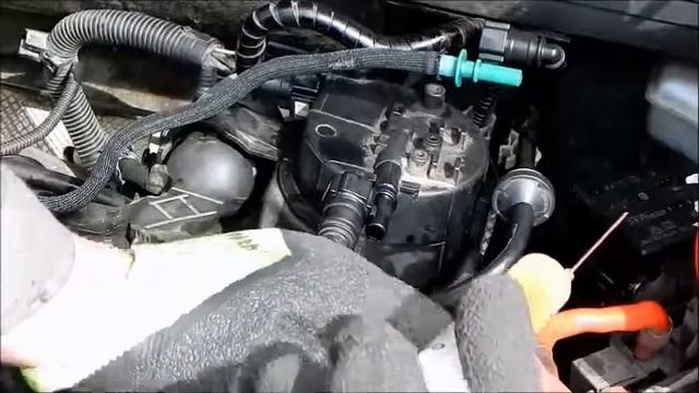 Jak nahradit naftový filtr a odvzdušnit ho na Ford Fiesta 1.4 T.D.C.I. (Český) смотреть онлайн