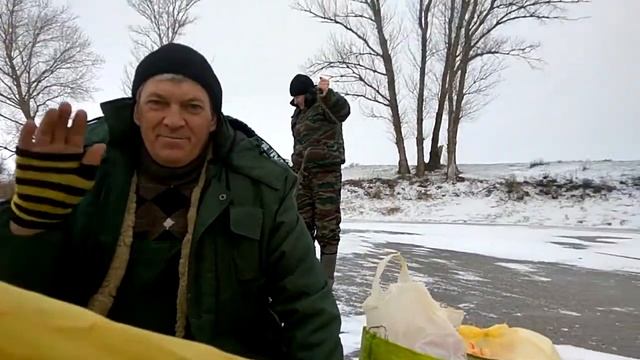 Зимняя рыбалка на р.Цимла. Отдых с ночевкой в кругу друзей. С. Нижнегнутов смотреть онлайн