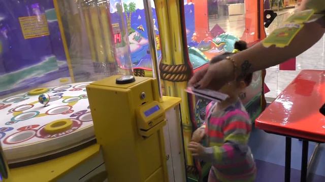 Vlog: Играем в PlayLab . Зарабатываем купоны на игрушки . Play slot machines . Win toys смотреть онлайн