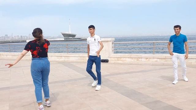 Красивая девушка классно танцует лезгинку в Баку 2021 смотреть онлайн