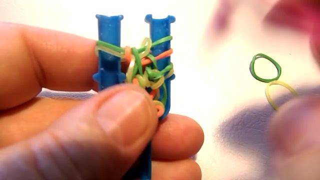 Плетение браслета из резинок ВОЯЖ без станка на рогатке смотреть онлайн