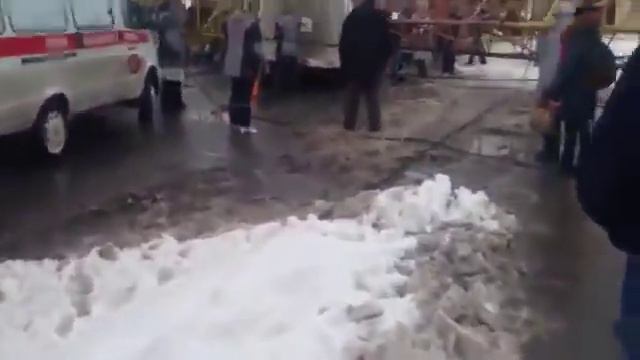На улице Жукова упал башенный кран, Омск (26 октября 2015) смотреть онлайн