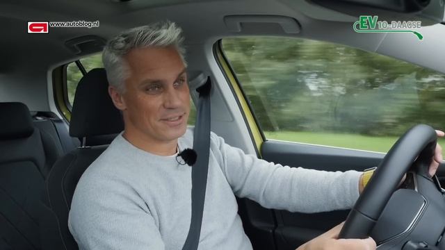 Volkswagen Golf 8 eTSI vs ID.3 смотреть онлайн