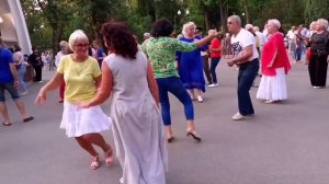 И ПОХОДКОЙ ГОРДОЙ ДАЛЬШЕ ПОПЛЫЛА! СЧАСТЛИВЫЕ МОМЕНТЫ ИЗ ПАРКА ГОРЬКОГО ХАРЬКОВ.mp4