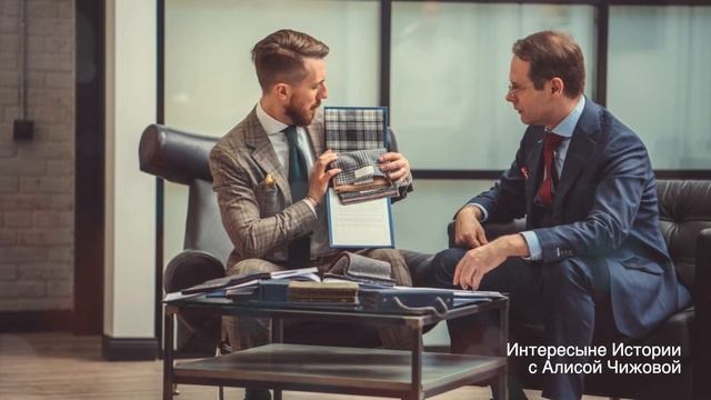 Пенсионер, чтобы подработать, устроился дворником. Увидев его, начальник подбежал к нему и встал на