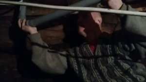 Дом без фундамента в старину. Убрал снег с полениц.