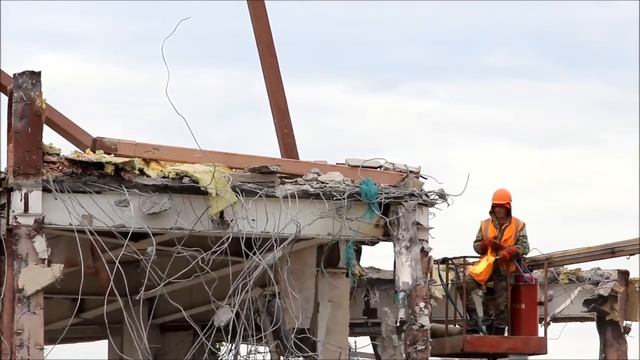 Демонтаж заброшки в Гатчине смотреть онлайн