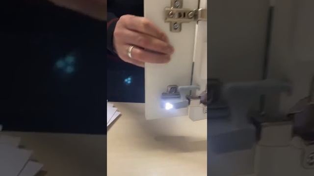 Suporte Dobradiça Led e Sensor de Led para móveis e armários смотреть онлайн