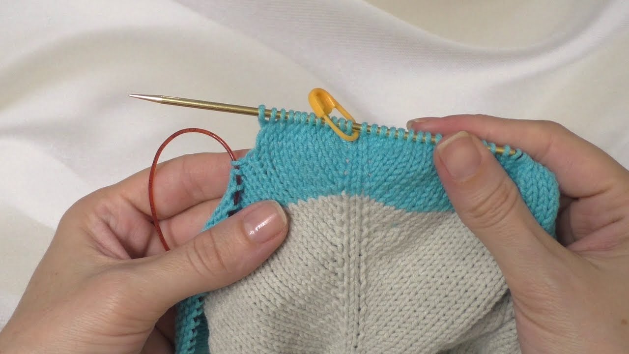 Прибавки для реглана сверху лицевой гладью. Самый аккуратный для меня способ. смотреть онлайн
