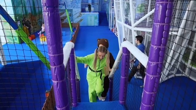 Алиса Шоу - Алиса и Медведь ищут динозавра Гуджитсу в парке Тейкабум смотреть онлайн