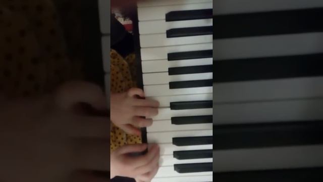 Маленькой ёлочке холодно зимой на пианино смотреть онлайн