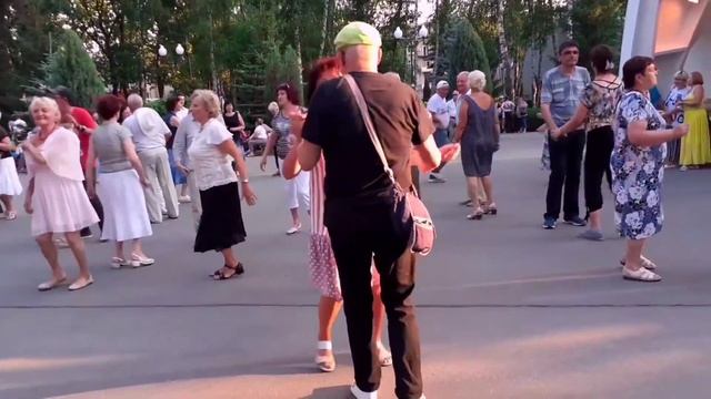 ТВОЯ МАРКИЗА! ТАНЦЫ В ПАРКЕ ГОРЬКОГО ХАРЬКОВ СЧАСТЛИВЫЕ ДНИ смотреть онлайн