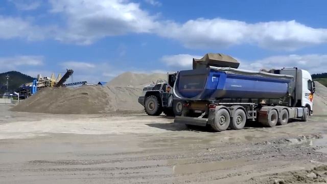 Liebherr 580 and Volvo FH 540 trucks with trailer смотреть онлайн