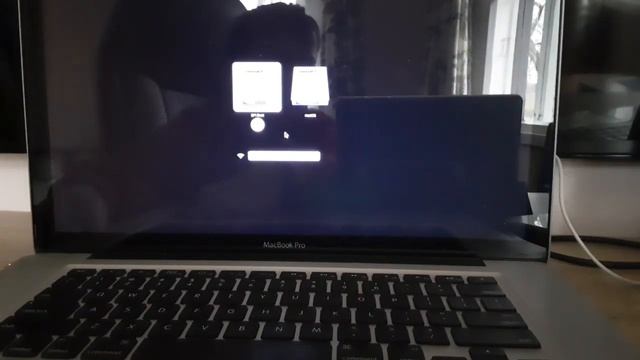 Trying to install Windows 8.1 on my mid-2010 MacBook Pro. смотреть онлайн
