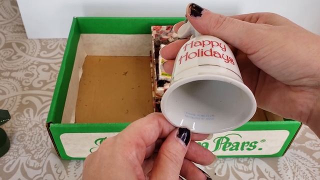 WHAT'S INSIDE THIS VINTAGE CHRISTMAS MYSTERY BOX?! Free Curb Alert Find! Box #3