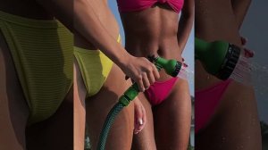 модели очень красивые учатся поливать поливалкой)