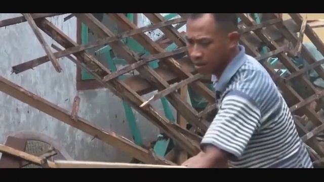 Indonesians rebuild properties after earthquake strikes Java смотреть онлайн