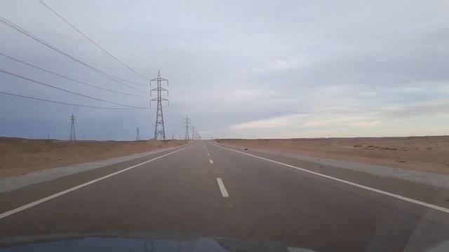 Дорога через пустыню Южного Египта к древнему Луксору смотреть онлайн