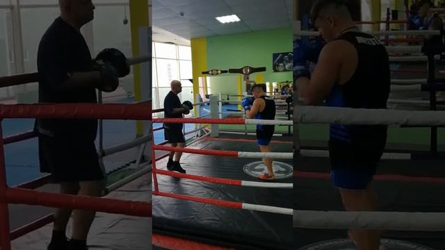 Тренирую лапы, старый боксер 57 лет смотреть онлайн