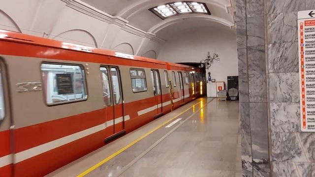 81-722/723/724.1 "Юбилейный" прибывает на станцию метро Кировский завод. смотреть онлайн
