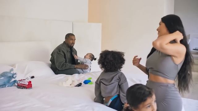 Beyonce HUMILIATES Kim Kardashian At Pharrell’s Fashion Show смотреть онлайн