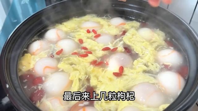 汤圆加上醪糟做成汤，香甜软糯好吃到碗都要舔光，元宵节一定要试试！【胖手手丹丹】